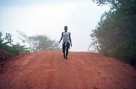 Black Earth Rising – Kate (Michaela Coel) muss den beschwerlichen Weg alleine gehen, der zu den Spuren ihrer Vergangenheit führt.