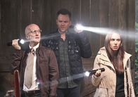 Community – Der Ass Crack Bandit treibt sein Unwesen am Greendale College und verbreitet Schrecken unter den Studenten. Ob Annie (Alison Brie, r.), Jeff (Joel McHale, M.) und Dean Pelton (Jim Rash, l.) dem tückischen Täter Einhalt gebieten können?