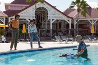 Deadly Tropics – Mélissa Sainte-Rose (Sonia Rolland, l.) und Gaëlle Crivelli (Béatrice de la Boulaye, M.) erfahren von Philippe Dorian (Valentin Papoudof, r.), dass eine Frauenleiche im Pool eines Hotels gefunden wurde. Mehrere Messerstiche sind für ihren Tod verantwortlich.