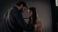 neoriginal: Another Monday – Charlie (Emilie Neumeister) versucht ihren Vater Malte (Ulrich Brandhoff) davon zu überzeugen, dass sie sich die Zeitschleife nicht ausdenkt.