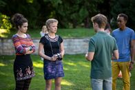 Schloss Einstein – Sibel (Josie Hermer, li.) und Martha Pracht (Luna Kuse, Mi.) schocken Pawel (Noel Okwanga, Mi.) und Till (Jonas Kaufmann, re.) mit einer Offenbarung.