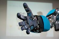 Mini Magic Moments – Blauer Roboter-Hand wird Gloseup grüßen