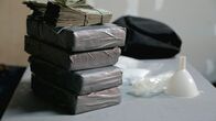Drogen im Visier – MIAMI, FLA - Ein Stapel Mollys und Geld auf dem Tisch.