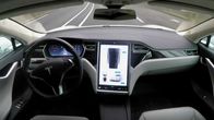 Hightech Revolution - Sternstunden der Technik – Armatur inklusive hochmodernem Bordcomputer eines Teslas.