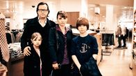 Glück – L-R: Lilly Leyden (Flora Thiemann), Noah Leyden (Matthias Brandt), Laura Leyden (Christina Große), Levin Leyden (Levin Henning)