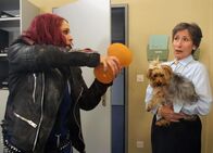 Bürgerbüro – V.l.: Gina Durler als Chick und Trudi Roth als Adele Wehrli mit Fleurettli.