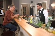 Rote Rosen – An der Bar bei David (Arne Rudolf, r.) wird Florian (Stefan Plepp, l.) sich seiner verzwickten Gefühle schmerzlich bewusst.