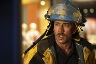 World Trade Center – Als das erste Flugzeug in einen der beiden Türme des World-Trade-Center stürzt, wird aus der alltäglichen Routine ein nicht enden wollender Alptraum. Als Cop John McLoughlin (Nicolas Cage) und seine Truppe in die U-Bahn-Ebene unter den Türmen geschickt werden, um Evakuierungen durchzuführen, passiert das Unfassbare: Der Turm, unter dem sie sich befinden, fällt zusammen und begräbt das Rettungsteam unter Tonnen von Stahl, Glas und Beton ...