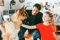 Kommissar Rex – Gedeon Burkhard (Alexander Brandtner), Alina Bimashofer (Marion Lenz).