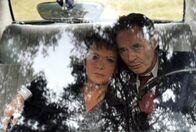 Weissensee – MDR Fernsehen WEISSENSEE, "Das Konzert/Am Ende des Tages; Teil 5 und 6 der Fernsehserie" Uhr. Hans (Uwe Kockisch, r.) und seine große Liebe Dunja (Katrin Sass, l.).