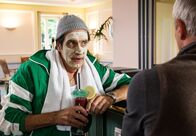 Hubert und Staller – Staller (Helmfried von Lüttichau, r.) setzt sich mit orangefarbener Feuchtigkeitsmaske und Cocktail zu Robert Jung (Markus Böker, r.) an die Bar. Robert Jung erzählt ihm, dass sich Ute komisch benimmt und er sich nicht mehr sicher ist, ob er mit ihr die Beziehung weiter führen möchte. Weiteres Bildmaterial finden Sie unter www.br-foto.de.
