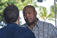 Hawaii Five-0 – Müssen den Tod einer Verschwörungstheoretikerin aufklären: Steve (Alex O'Loughlin, l.) und Grover (Chi McBride, r.) ...