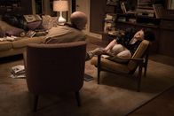 Counterpart – Howard (J.K. Simmons, l.); Emily (Olivia Williams, r.)