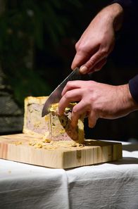 Zu Tisch ... – Jérôme schneidet seine Pâté an.