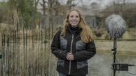 TM Wissen – Angela Stöger-Horwath, Bioakustikerin, nimmt mit ihrem Mikrofon die Zwitscherlaute der Geparde im Tiergarten Schönbrunn auf.