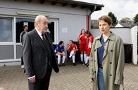 Rentnercops – Vicky Adam (Katja Danowski, r.) versucht Small-Talk mit Plocher (Michael Prelle, l.). Der hat Probleme zu Hause und mit Frauenfußball ...