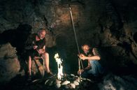 Löwenzahn Classics – Um seinem Nachbarn zu beweisen, dass es auch ohne die Errungenschaften der Zivilisation geht, will Peter (Peter Lustig Bauwagen) drei Tage wie ein Steinzeitmensch in der Wildnis leben.