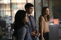 Scorpion – Werden Happy (Jadyn Wong, l.), Walter (Elyes Gabel, M.), Paige (Katharine McPhee, r.) und das restliche Team tatsächlich gleich bei ihrem ersten Auftrag von der neuen Direktorin des Verfassungsschutzes scheitern?