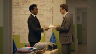Parlament – Eamon (William Nadylan, l.) und Samy (Xavier Lacaille).