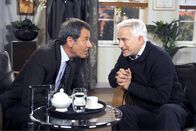 Rote Rosen – ARD ROTE ROSEN FOLGE 1644 Uhr im ERSTEN. Thomas (Gerry Hungbauer, r.) bestärkt seinen Freund Gunter (Hermann Toelcke, l.) darin, Merle mit einer Reise nach London zu überraschen.