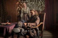 Black Sails – Quartiermeister Meeks empfiehlt Eleanor (Hannah New, l.), Captain Ned Low abzusetzen, genauso wie sie es einst mit Vane (Zach McGowan, r.) gemacht hat ...