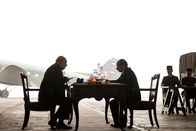 Die dunkelste Stunde – Churchill (Gary Oldman, l.) fordert den französischen Premierminister Daladier (Mario Hacquard, r.) auf, seine Appeasement-Politik zu beenden.
