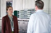 The Tower – In einem für ihren Chef (Stuart McQuarrie) abgeschlossenen Fall stößt Sarah Collins (Gemma Whelan) auf eine neue Spur, der sie auf den Grund gehen möchte.