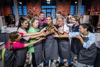 Das große Promibacken – (v.l.n.r.) Ella Endlich; Senna Gammour; Bruce Darnell; Manuela Wisbeck; Steffen Groth; Nadine Angerer; Maxi Gstettenbauer; Pierre Littbarski; Vincent Gross; Amira Aly