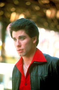Saturday Night Fever – Tony (John Travolta) wuchs in bescheidenen Verhältnissen in Brooklyn auf und träumt von einer besseren Zukunft in Manhattan.