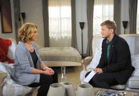Rote Rosen – ARD ROTE ROSEN FOLGE 1607 Uhr im ERSTEN. Sönke (Bo Hansen, r.) eröffnet der entsetzten Tine (Maike Bollow, l.), dass es sich bei Uli Kleins „Malakron“ um eine Sekte handelt…!