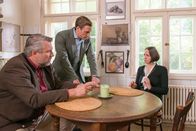 Die Rosenheim-Cops – Die Kommissare Stadler (Dieter Fischer, l.) und Bach (Patrick Kalupa, M.) sprechen mit Martha Klein (Nikola Norgauer, r.), der Haushälterin des Toten.