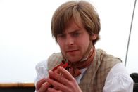 Charles Darwin – Charles Darwin (Sven Hussock) untersucht die Meeresfauna.