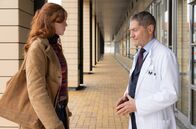 In aller Freundschaft – Alice Meininger (Paulina Bittner) ist sauer, weil Kaminski (Udo Schenk) ihr verschwiegen hat, dass er zum Zeitpunkt ihrer Zeugung mit ihrer Mutter Vera Bader ein Verhältnis hatte. Sie fordert einen Vaterschaftstest.