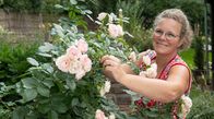 Garten & Lecker – Zur fünften Gartenreise lädt Dreifach-Mama Kai Judith Wetzel in die Nordeifel in ihren Staudengarten mit Laube, Feuerstelle und vielen selbst gemachten Keramiken. Ihre große Liebe gilt England und der dortigen Gartenkultur. Von ihren jährlichen Reisen auf die britische Insel bringt sie Pflanzen als auch Dekorationselemente mit, mit denen sie Garten und Haus verschönert.