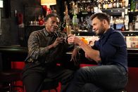 Community – Als sich die Gruppe versucht mit Elroy (Keith David, l.) anzufreunden, stellt Jeff (Joel McHale, r.) fest, dass dieser ihn nicht besonders mag. Das erfordert drastische Maßnahmen ...