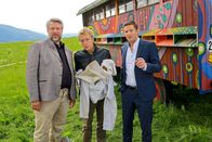 Die Rosenheim-Cops – Die Ermittler Stadler (Dieter Fischer, l.), Hansen (Igor Jeftić, r.) und Polizist Mohr (Max Müller, M.) aus Rosenheim klären den Mord an einem Imker auf.