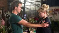Rote Rosen – Charlotte (Malene Becker, r.) versteht, dass sie den Erfolg des ersten Gärtnerei-Videos ihrer authentischen Art zu verdanken hat. Mit Finn (Lucas Bauer, l.)