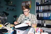 neoriginal: Pumpen – Tom (Timur Bartels) rechnet alles durch: Das Studio hat finanzielle Probleme und sie müssen jemanden entlassen, um Geld einzusparen.