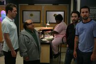 It's Always Sunny in Philadelphia – Vorne, l-r: Dennis Reynolds (Glenn Howerton), Frank Reynolds (Danny DeVito), Charlie Kelly (Charlie Day), Mac (Rob McElhenney)