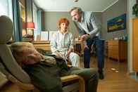 Stubbe - Tödliche Hilfe – Olga Müller (Christine Schorn, l.) gibt Marlene (Heike Trinker, M.) und Kommissar Zabel (Stephan Grossmann, r.) Rätsel auf.