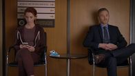 The Rookie – Im Wartebereich der Polizeistation führen Wesley Evers (Shawn Ashmore) und Monica Stevens (Bridget Regan) ein Gespräch über ihre Glaubwürdigkeit und das zerbrechliche Vertrauen, das ihre kriminellen Mandanten in sie setzen.