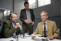 Die Rosenheim-Cops – Weil ihm gekündigt wurde, ist Prokurist Jürgen Wieland (Marcus Widmann, r.) zum Mörder geworden, das glauben Hansen (Igor Jeftic, M.) und Stadler (Dieter Fischer, l.).
