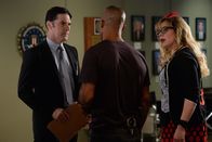 Criminal Minds – Mehrere angehende Bräute werden ermordet aufgefunden. Für Hotch (Thomas Gibson, l.) Derek (Shemar Moore, M.) und Garcia (Kirsten Vangsness, r.) beginnt ein Wettlauf mit der Zeit, um den Täter zu fassen ...