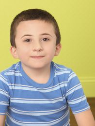The Middle – (1. Staffel) - Brick Heck (Atticus Shaffer) ist das Nesthäkchen der Familie und ist als intelligenter Bücherwurm so etwas wie das schwarze Schaf der Familie ...