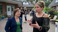 SOKO Wismar – Pensionswirtin Melanie Petri (Barbara Philipp, r.) ist mit zwei Gästen ihrer Pension zur Trödelparty gekommen. Sie hat die Polizei gerufen, nachdem Ewald fassungslos aus dem Haus gekommen ist. Hat Ewald am Ende selbst Nadja umgebracht, weil er erkannt hat, dass Timo recht hatte? Kommissarin Börensen (Claudia Schmutzler, l.) nimmt die Ermittlungen auf.(Rest: Komparsen).