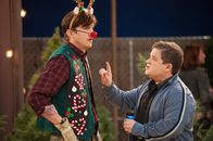 Two and a Half Men – Walden (Ashton Kutcher, l.) muss seine zwei Identitäten unter einen Hut bringen - den reichen Walden und den armen Sam. Doch das fällt ihm gar nicht so leicht, denn Billy Stanhope (Patton Oswalt, r.), sein Geschäftspartner, taucht mit einer ganz besonderen Nachricht auf ...