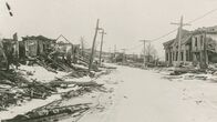 Kanadas größte Katastrophe - Die Explosion von Halifax – Die Halifax-Explosion zerstört ein ganzes Stadtviertel. Fast 2 000 Menschen verlieren ihr Leben, etwa 9 000 werden verletzt.