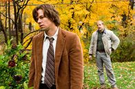 In meinem Himmel – Schon bald keimt in Jack Salmon (Mark Wahlberg, l.) der Verdacht auf, dass der Nachbar, Mr. Harvey (Stanley Tucci, r.), der Mörder sein Tochter ist. Doch ohne Beweise und ohne eine Leiche sind der Polizei die Hände gebunden ...