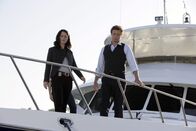 The Mentalist – Das CBI-Team um Patrick Jane (Simon Baker, r.) und Teresa Lisbon (Robin Tunney, l.) soll den Mord an Jim Gulbrand, CEO und Gründer des Softwareunternehmens Gaia Matrix, aufklären ...