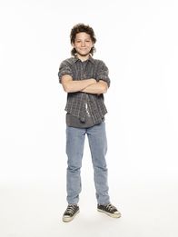 Young Sheldon – (1. Staffel) - Eigentlich wäre das Leben für Georgie (Montana Jordan) als Sportskanone in Texas perfekt, doch die Tatsache, dass ein kleiner Bruder mit ihm in der gleichen High School Klasse ist, sorgt immer wieder für Probleme ...